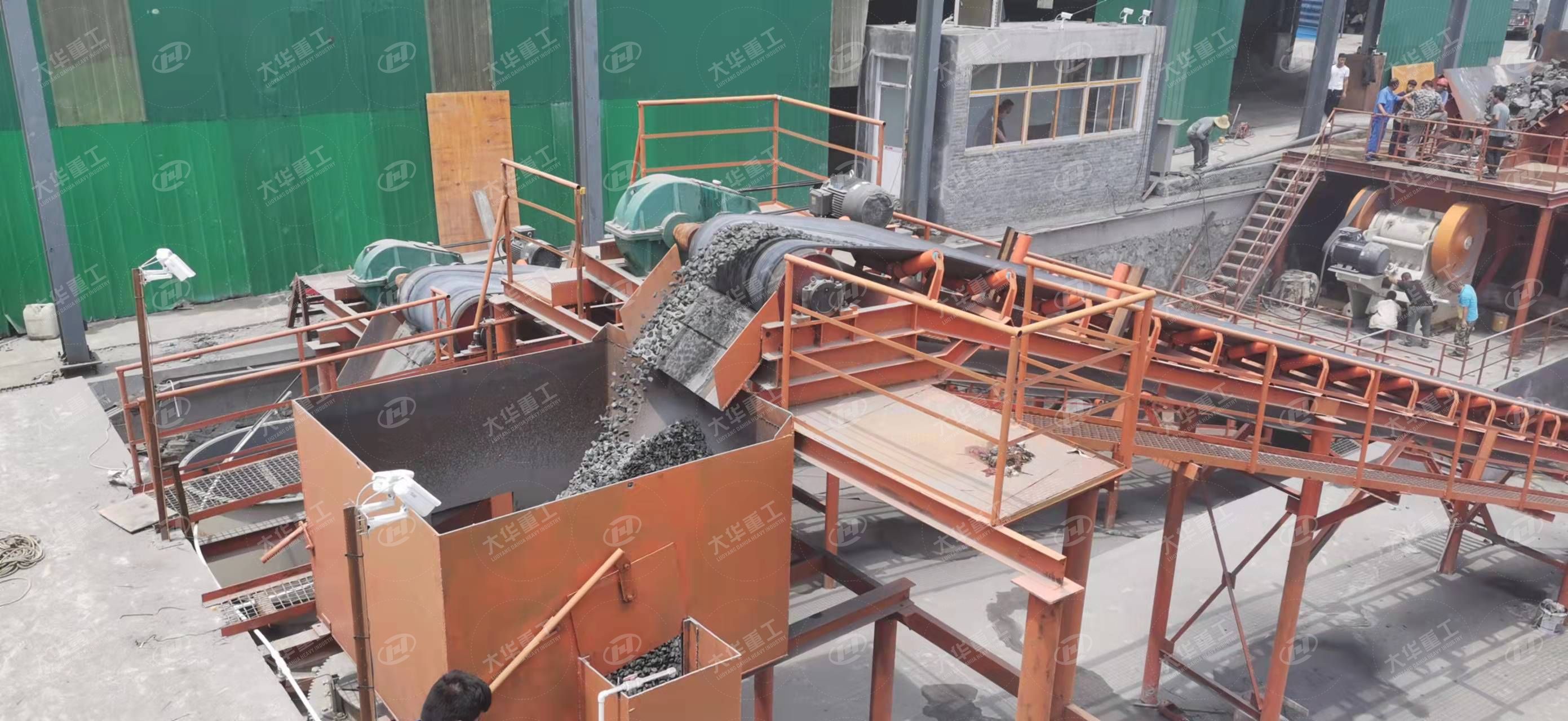 用顎式破碎機(jī)還是圓錐破碎機(jī)鐵礦石？