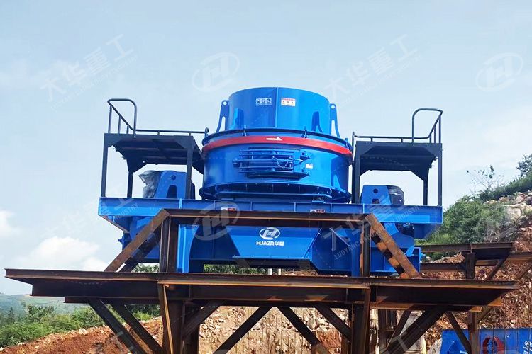鵝卵石制砂機設備有哪些？制砂一噸多少成本錢？